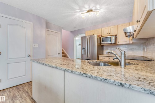 1098 Grantham Dr, Edmonton, AB - Indoor Photo Showing Kitchen With Double Sink With Upgraded Kitchen