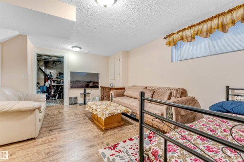 1098 Grantham Dr, Edmonton, AB - Indoor Photo Showing Living Room