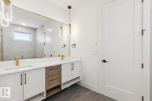 143 25122 Sturgeon Road, Rural Sturgeon County, AB - Indoor Photo Showing Bathroom