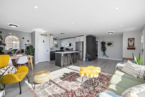 6304 94A Avenue, Edmonton, AB - Indoor Photo Showing Living Room