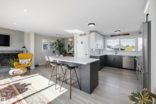 6304 94A Avenue, Edmonton, AB - Indoor Photo Showing Kitchen With Upgraded Kitchen