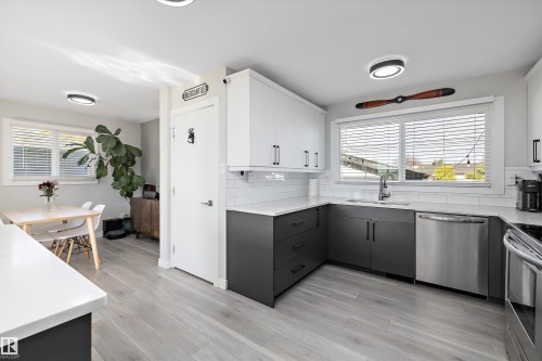 6304 94A Avenue, Edmonton, AB - Indoor Photo Showing Kitchen