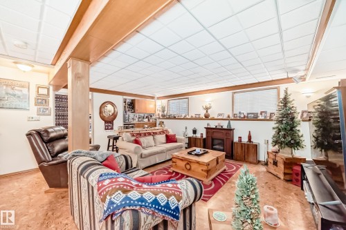 14 Linkside Place, Spruce Grove, AB - Indoor Photo Showing Living Room