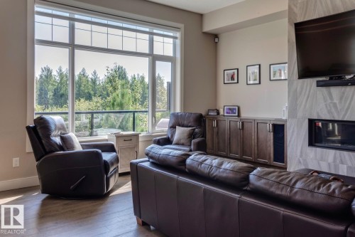 19 20425 93 Avenue, Edmonton, AB - Indoor Photo Showing Living Room