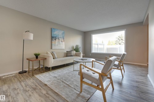 100 Grandview Ridge, St. Albert, AB - Indoor Photo Showing Living Room
