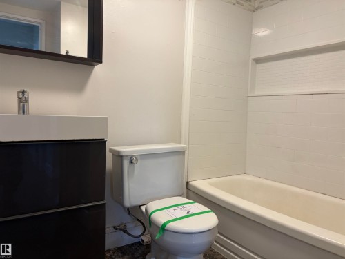 24 8406 104 Street, Edmonton, AB - Indoor Photo Showing Bathroom