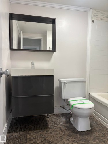 24 8406 104 Street, Edmonton, AB - Indoor Photo Showing Bathroom