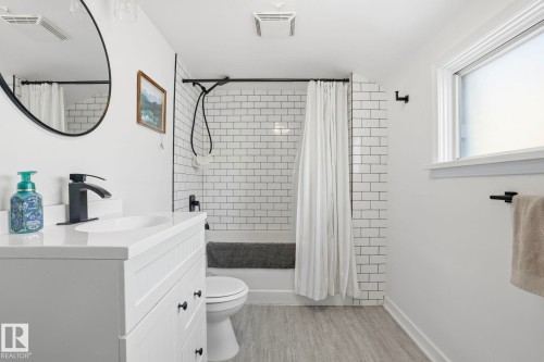 9550 128 Avenue, Edmonton, AB - Indoor Photo Showing Bathroom