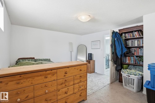9550 128 Avenue, Edmonton, AB - Indoor Photo Showing Bedroom