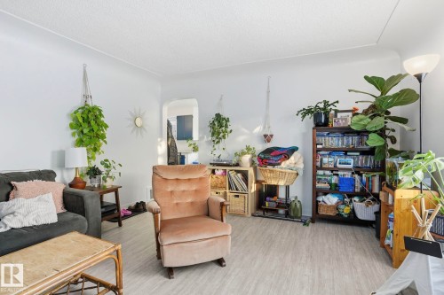 9550 128 Avenue, Edmonton, AB - Indoor Photo Showing Living Room