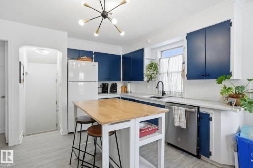 9550 128 Avenue, Edmonton, AB - Indoor Photo Showing Kitchen