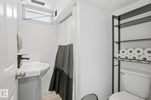 9550 128 Avenue, Edmonton, AB - Indoor Photo Showing Bathroom