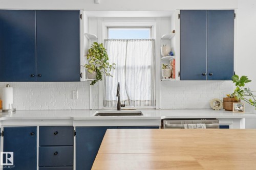 9550 128 Avenue, Edmonton, AB - Indoor Photo Showing Kitchen