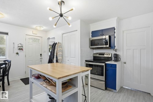 9550 128 Avenue, Edmonton, AB - Indoor Photo Showing Kitchen