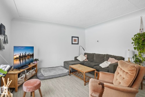 9550 128 Avenue, Edmonton, AB - Indoor Photo Showing Living Room