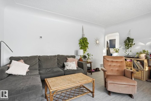 9550 128 Avenue, Edmonton, AB - Indoor Photo Showing Living Room