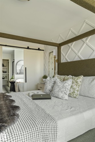 3304 Chickadee Drive Nw, Edmonton, AB - Indoor Photo Showing Bedroom