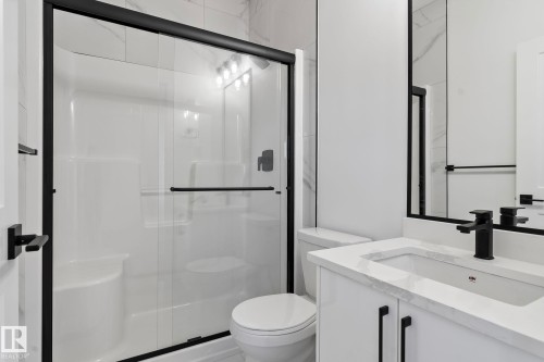 326 32 Avenue, Edmonton, AB - Indoor Photo Showing Bathroom