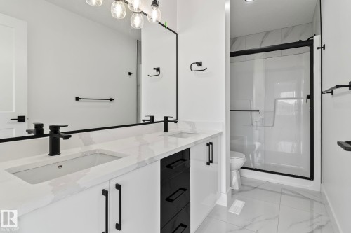 326 32 Avenue, Edmonton, AB - Indoor Photo Showing Bathroom