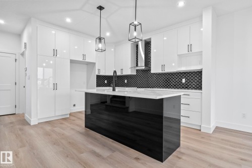 326 32 Avenue, Edmonton, AB - Indoor Photo Showing Kitchen With Upgraded Kitchen