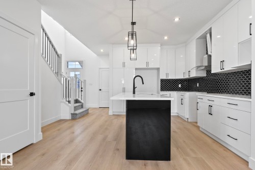 326 32 Avenue, Edmonton, AB - Indoor Photo Showing Kitchen With Upgraded Kitchen