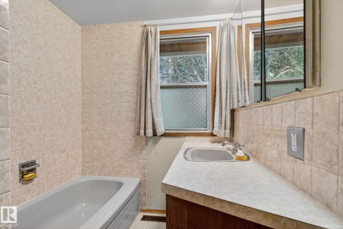 9937 82 Street, Edmonton, AB - Indoor Photo Showing Bathroom