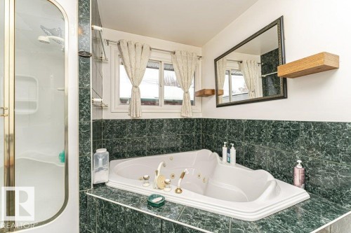 16614 105 Avenue, Edmonton, AB - Indoor Photo Showing Bathroom