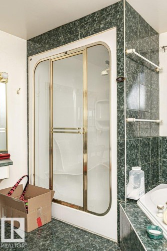 16614 105 Avenue, Edmonton, AB - Indoor Photo Showing Bathroom