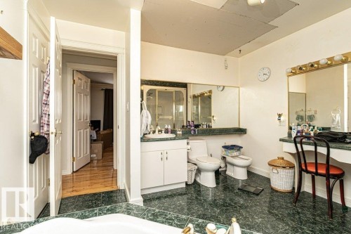 16614 105 Avenue, Edmonton, AB - Indoor Photo Showing Bathroom