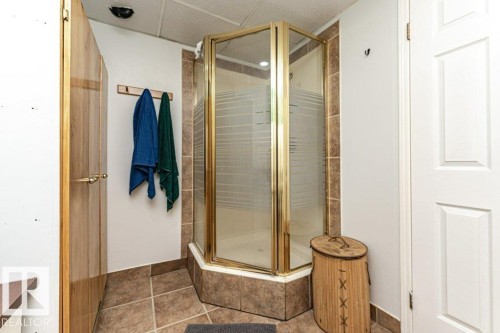 16614 105 Avenue, Edmonton, AB - Indoor Photo Showing Bathroom