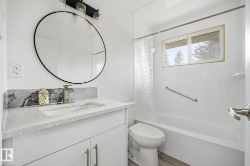14719 87 Avenue, Edmonton, AB - Indoor Photo Showing Bathroom