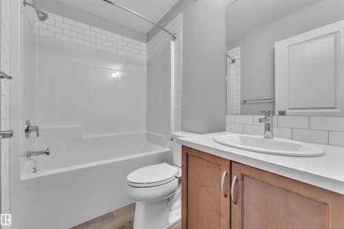 176 Charlesworth Drive, Edmonton, AB - Indoor Photo Showing Bathroom