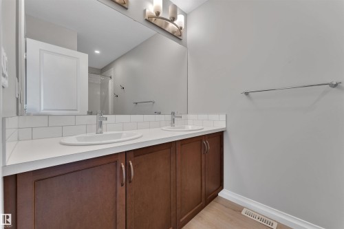 176 Charlesworth Drive, Edmonton, AB - Indoor Photo Showing Bathroom