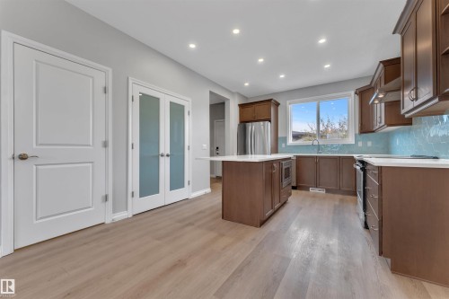 176 Charlesworth Drive, Edmonton, AB - Indoor Photo Showing Kitchen