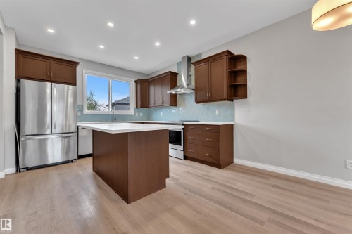 176 Charlesworth Drive, Edmonton, AB - Indoor Photo Showing Kitchen