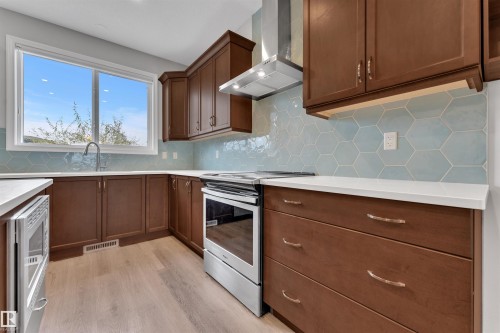 176 Charlesworth Drive, Edmonton, AB - Indoor Photo Showing Kitchen