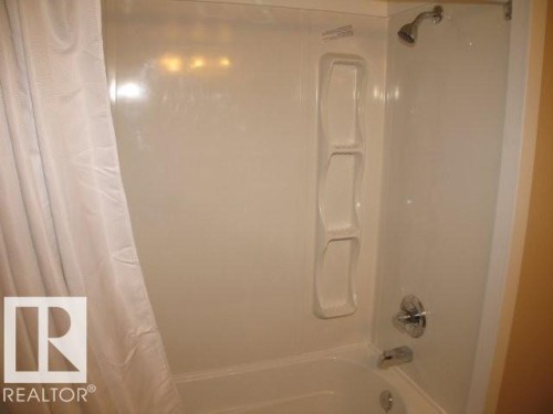 120 8745 165 Street, Edmonton, AB - Indoor Photo Showing Bathroom