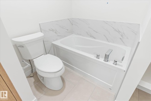 22372 89 Avenue, Edmonton, AB - Indoor Photo Showing Bathroom