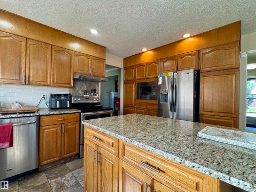 240 Waygood Road, Edmonton, AB - Indoor Photo Showing Kitchen