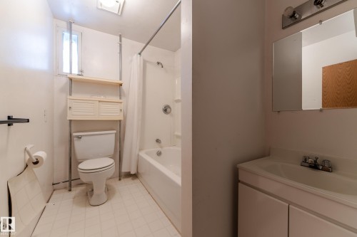 11250 72 Avenue, Edmonton, AB - Indoor Photo Showing Bathroom
