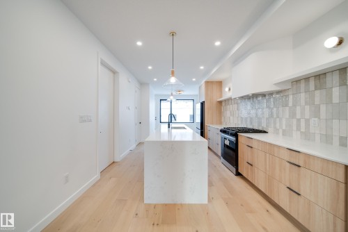7540 80 Avenue, Edmonton, AB - Indoor Photo Showing Kitchen With Upgraded Kitchen