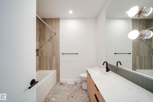 7540 80 Avenue, Edmonton, AB - Indoor Photo Showing Bathroom