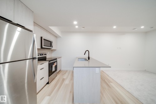 7540 80 Avenue, Edmonton, AB - Indoor Photo Showing Kitchen