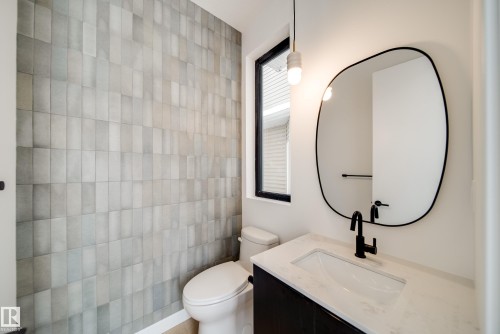 7540 80 Avenue, Edmonton, AB - Indoor Photo Showing Bathroom