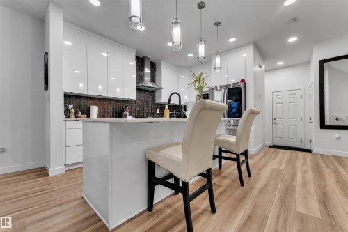 1632 Plum Circle, Edmonton, AB - Indoor Photo Showing Kitchen With Upgraded Kitchen