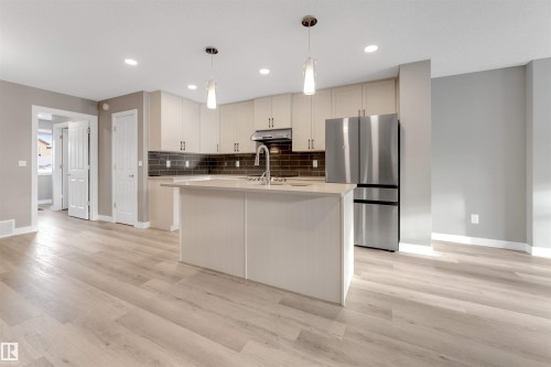 324 36 Avenue Nw, Edmonton, AB - Indoor Photo Showing Kitchen