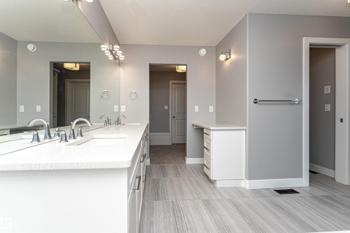 3611 Keswick Boulevard, Edmonton, AB - Indoor Photo Showing Bathroom