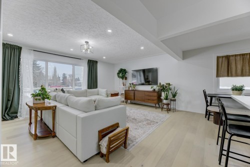6823 98 Avenue, Edmonton, AB - Indoor Photo Showing Living Room