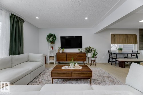 6823 98 Avenue, Edmonton, AB - Indoor Photo Showing Living Room