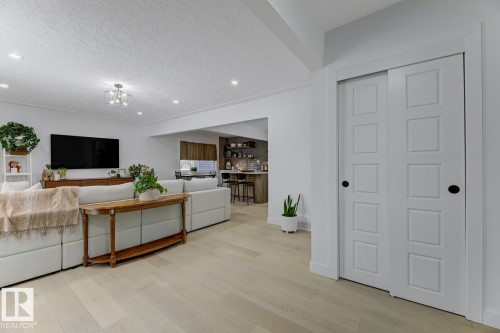 6823 98 Avenue, Edmonton, AB - Indoor